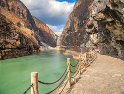 walkway along Yangtze river and Tiger Leaping gorge